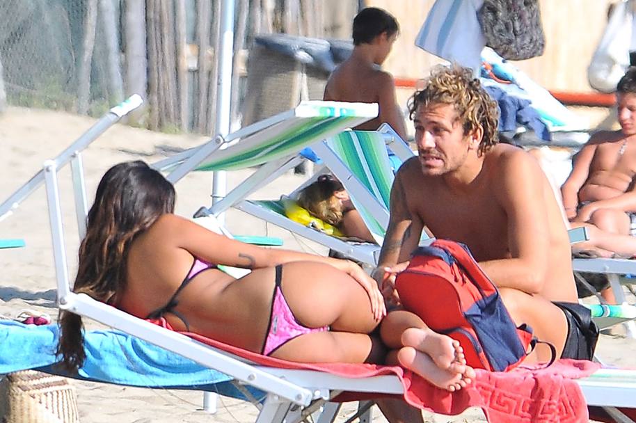 Alessio Cerci in una foto di quest&#39;estate al mare sul litorale romano con la fidanzata, la bella Federica Riccardi. Federica  uscita allo scoperto dopo il passaggio del giocatore all&#39;Atletico Madrid: 